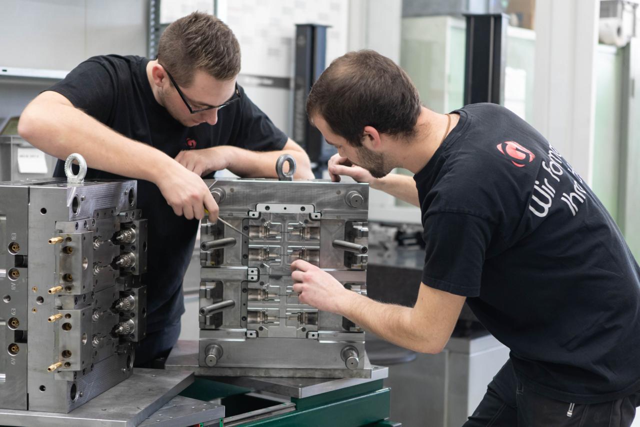 Geschwendtner Team — zwei Werkzeugmacher bei der Montage eines Spritzgusswerkzeugs